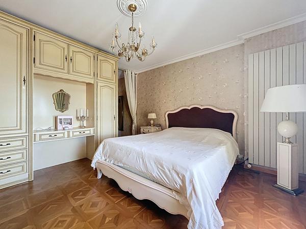 Grande et belle maison à vendre proche Beaulieu sur Dordogne 275m2 Habitable, vue imprenable, garage double, grands volumes, 5 chambres, vie de plain pied, pas de vis-à-vis.