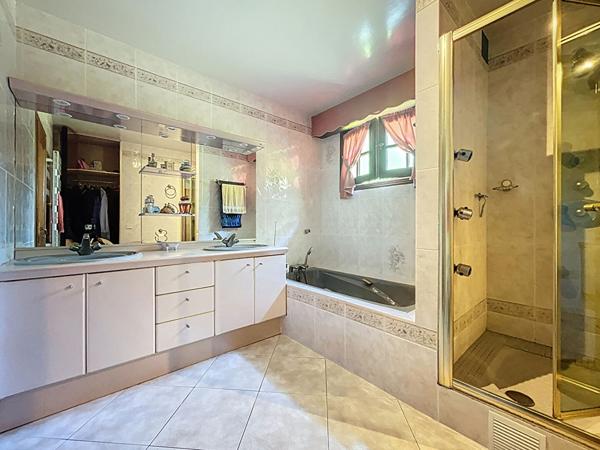 Grande et belle maison à vendre proche Beaulieu sur Dordogne 275m2 Habitable, vue imprenable, garage double, grands volumes, 5 chambres, vie de plain pied, pas de vis-à-vis.