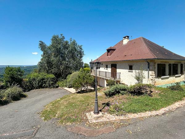 Grande et belle maison à vendre proche Beaulieu sur Dordogne 275m2 Habitable, vue imprenable, garage double, grands volumes, 5 chambres, vie de plain pied, pas de vis-à-vis.