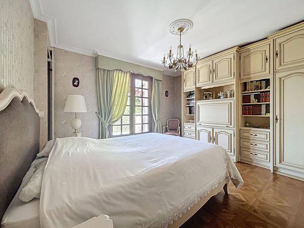 Grande et belle maison à vendre proche Beaulieu sur Dordogne 275m2 Habitable, vue imprenable, garage double, grands volumes, 5 chambres, vie de plain pied, pas de vis-à-vis.