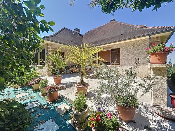 Grande et belle maison à vendre proche Beaulieu sur Dordogne 275m2 Habitable, vue imprenable, garage double, grands volumes, 5 chambres, vie de plain pied, pas de vis-à-vis.