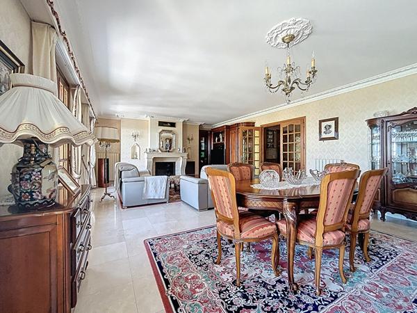 Grande et belle maison à vendre proche Beaulieu sur Dordogne 275m2 Habitable, vue imprenable, garage double, grands volumes, 5 chambres, vie de plain pied, pas de vis-à-vis.