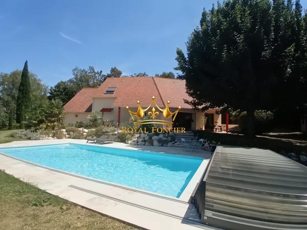 Vue sur la piscine couverte, belle propriété arborée