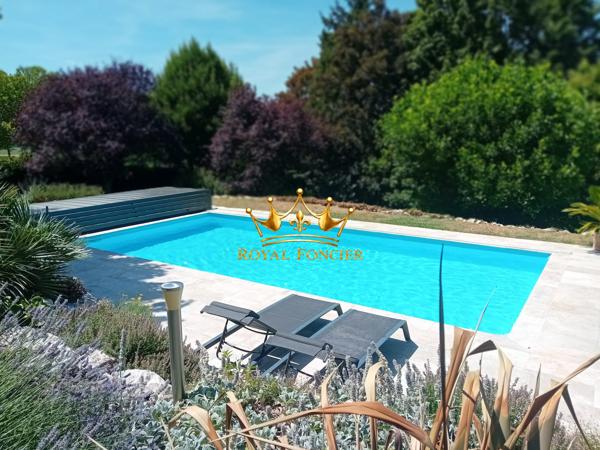Vue sur la piscine couverte, belle propriété arborée