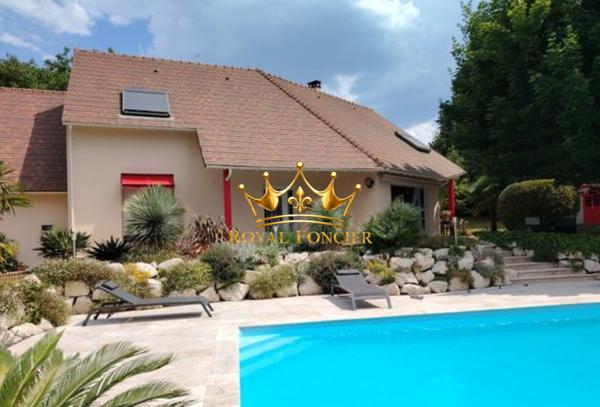 Vue sur la piscine couverte, belle propriété arborée