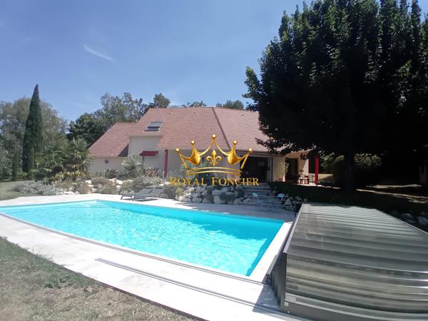 Vue sur la piscine couverte, belle propriété arborée