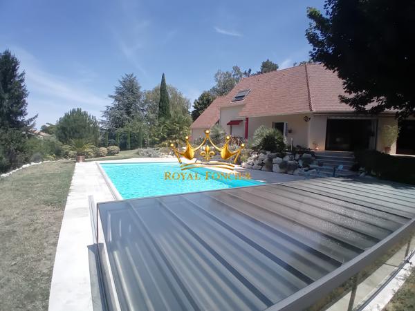 Vue sur la piscine couverte, belle propriété arborée