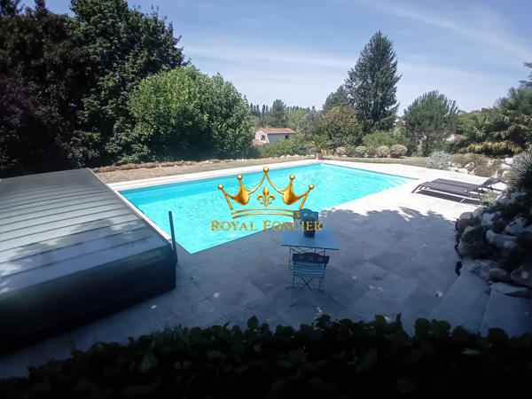 Vue sur la piscine couverte, belle propriété arborée