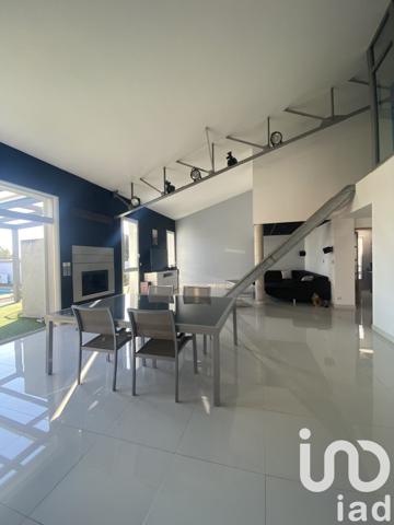 Maison traditionnelle 7 pièces de 239 m² à La Jarrie (17220)