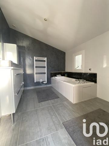 Maison traditionnelle 7 pièces de 239 m² à La Jarrie (17220)