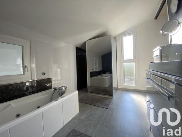 Maison traditionnelle 7 pièces de 239 m² à La Jarrie (17220)