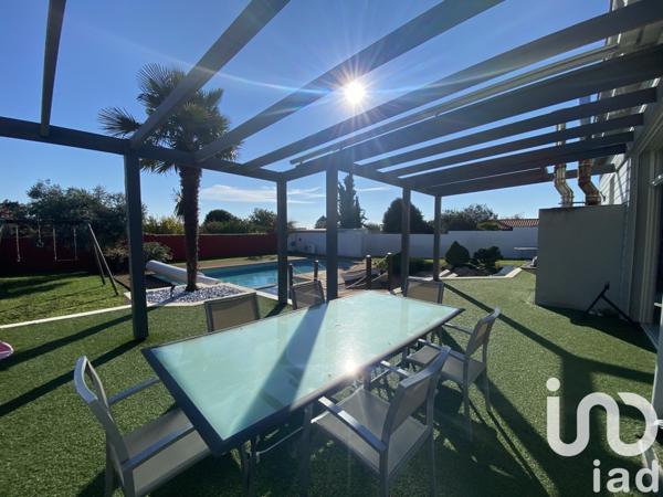 Maison traditionnelle 7 pièces de 239 m² à La Jarrie (17220)