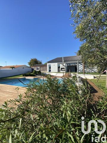 Maison traditionnelle 7 pièces de 239 m² à La Jarrie (17220)