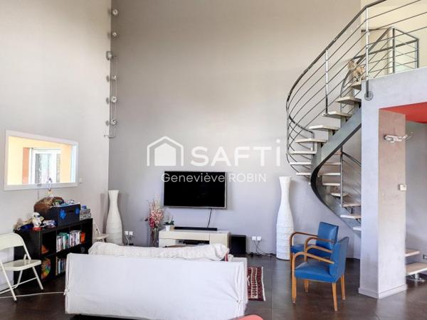 Dans une rue calme, peu fréquentée de Craponne, villa contemporaine de 159m2