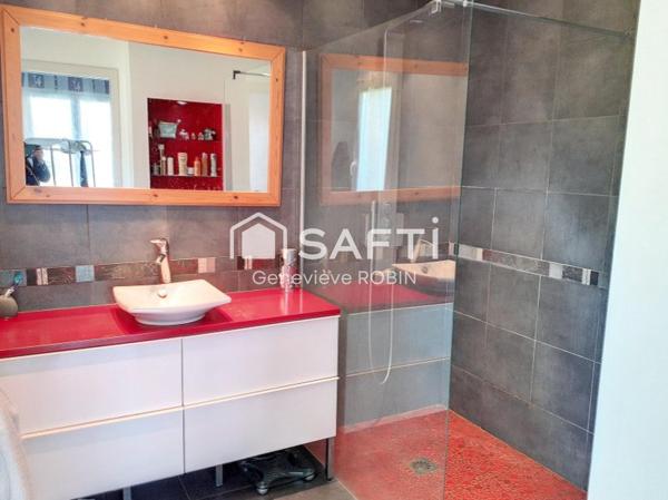 Dans une rue calme, peu fréquentée de Craponne, villa contemporaine de 159m2