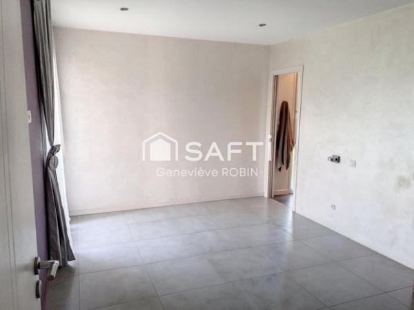 Dans une rue calme, peu fréquentée de Craponne, villa contemporaine de 159m2