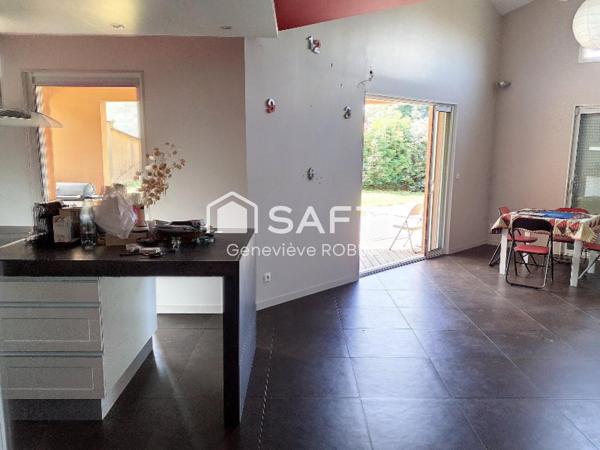 Dans une rue calme, peu fréquentée de Craponne, villa contemporaine de 159m2