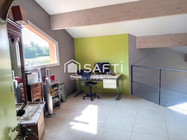 Dans une rue calme, peu fréquentée de Craponne, villa contemporaine de 159m2