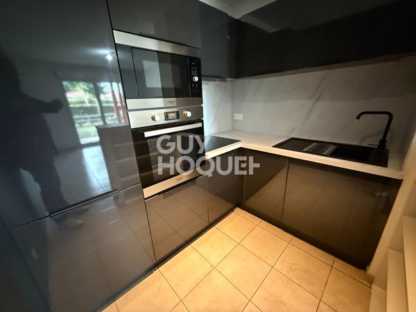 BAHO F2 avec terrasse et parking