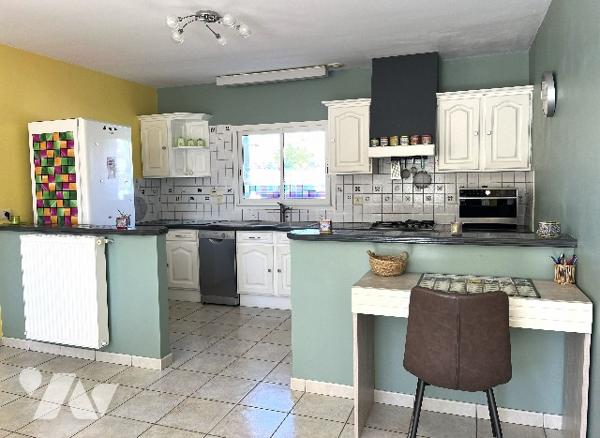 Maison d'habitation à vendre située dans le centre de LA PLAINE SUR MER, à proximité des commerces.