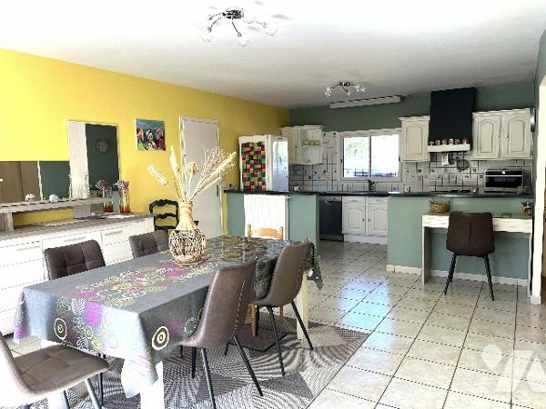 Maison d'habitation à vendre située dans le centre de LA PLAINE SUR MER, à proximité des commerces.