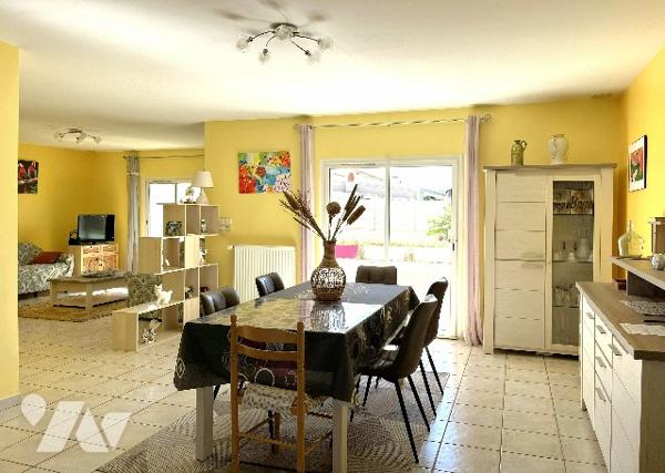 Maison d'habitation à vendre située dans le centre de LA PLAINE SUR MER, à proximité des commerces.