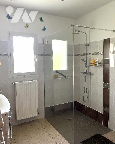 Maison d'habitation à vendre située dans le centre de LA PLAINE SUR MER, à proximité des commerces.