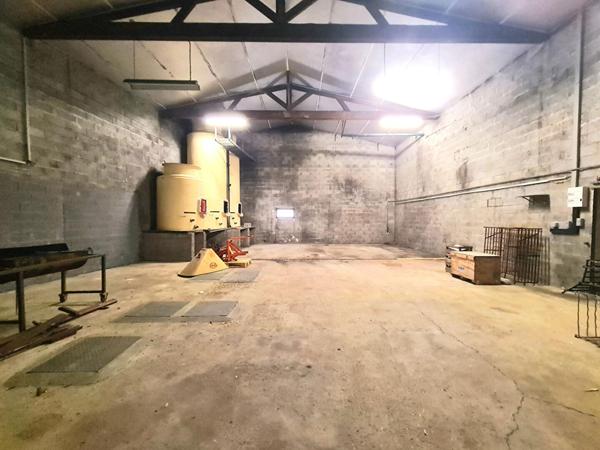 Bâtiment de 160 M2 viabilisé , à aménager, proche centre de VALLET !!!,  
Vallet 44330