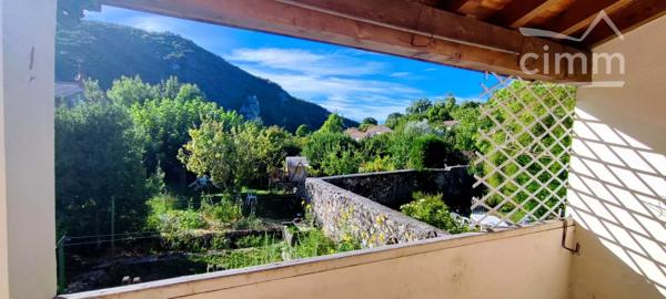 Combovin charmante maison de village sur trois niveaux de 120 m² habitable
