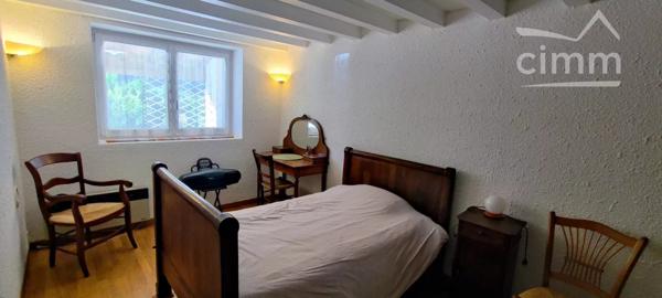 Combovin charmante maison de village sur trois niveaux de 120 m² habitable