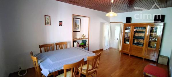 Combovin charmante maison de village sur trois niveaux de 120 m² habitable