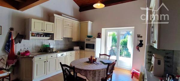 Combovin charmante maison de village sur trois niveaux de 120 m² habitable