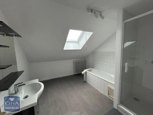 Appartement à louer 5 pièces 123.4m² Le Blanc (36300)
