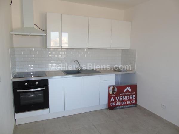 Sur Miramas, grand type 2 rénové avec parking.