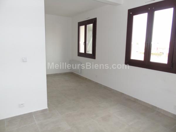 Sur Miramas, grand type 2 rénové avec parking.