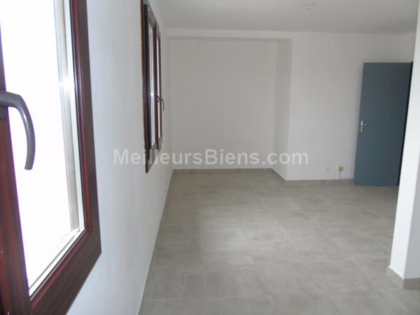 Sur Miramas, grand type 2 rénové avec parking.