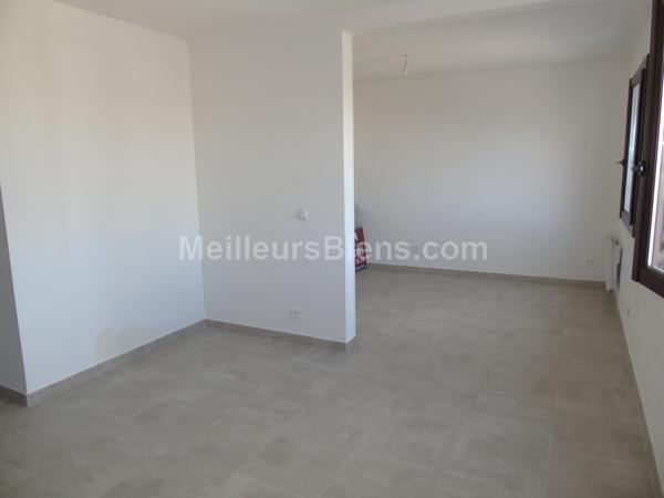 Sur Miramas, grand type 2 rénové avec parking.