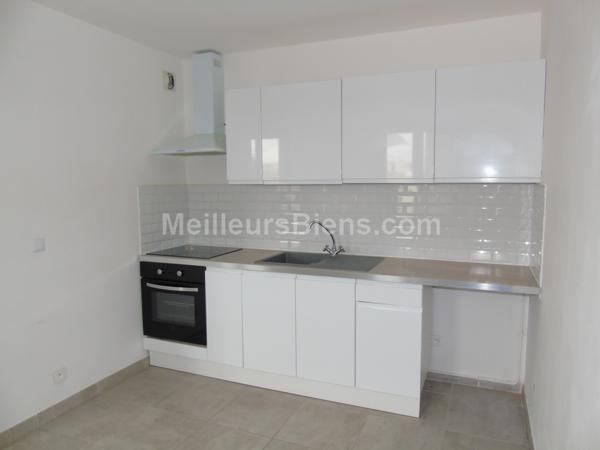 Sur Miramas, grand type 2 rénové avec parking.