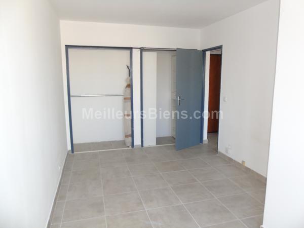 Sur Miramas, grand type 2 rénové avec parking.