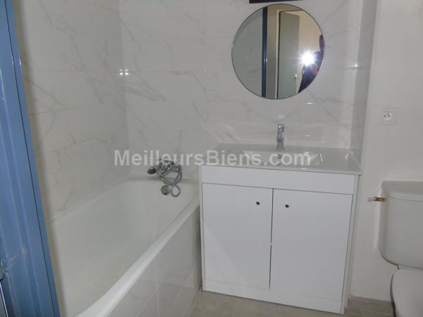 Sur Miramas, grand type 2 rénové avec parking.