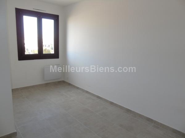 Sur Miramas, grand type 2 rénové avec parking.