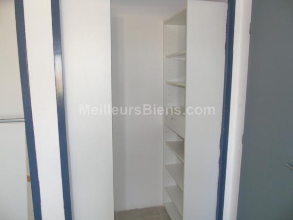 Sur Miramas, grand type 2 rénové avec parking.