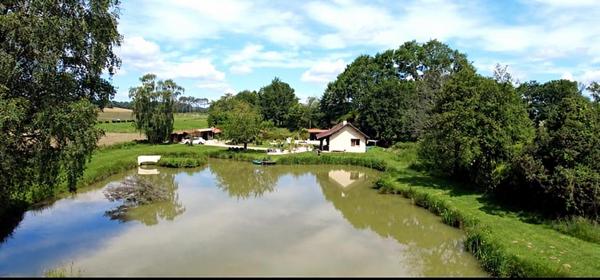 Maison avec étang privé, piscine et dépendances