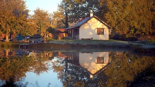 Maison avec étang privé, piscine et dépendances