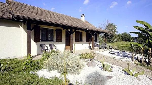 Maison avec étang privé, piscine et dépendances