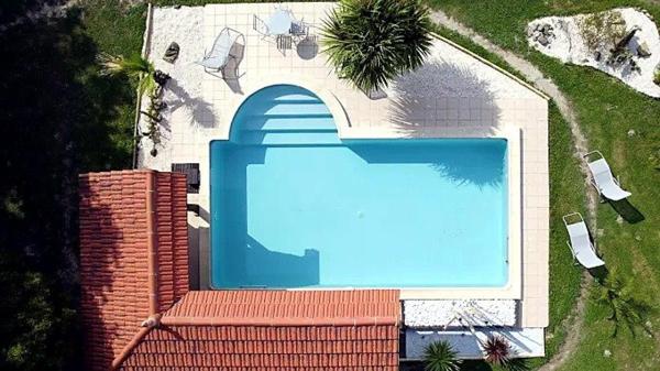 Maison avec étang privé, piscine et dépendances