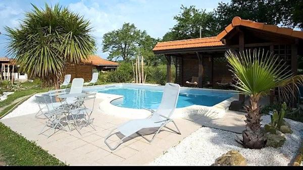 Maison avec étang privé, piscine et dépendances