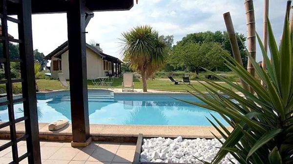 Maison avec étang privé, piscine et dépendances