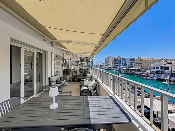 Venez découvrir ce magnifique T2 de 48 m², situé au deuxième étage avec ascenseur, sur la rive gauche de Palavas-les-Flots.

Il se compose d’une entrée, d’un séjour lumineux avec cuisine ouverte entièrement aménagée et équipée donnant sur une superbe terrasse de 20 m² plein sud avec vue imprenable sur le canal, une chambre avec placard, une salle d'eau, une buanderie et un WC indépendant.
L’appartement dispose d’une climatisation réversible. 

Idéalement situé, à proximité de la plage et des commerces, cet appartement constitue un bien parfait pour la location saisonnière ou comme pied-à-terre d'exception.

L'appartement a été entièrement rénové en 2026 et vendu meublé.

Une vidéo du bien est disponible sur demande.