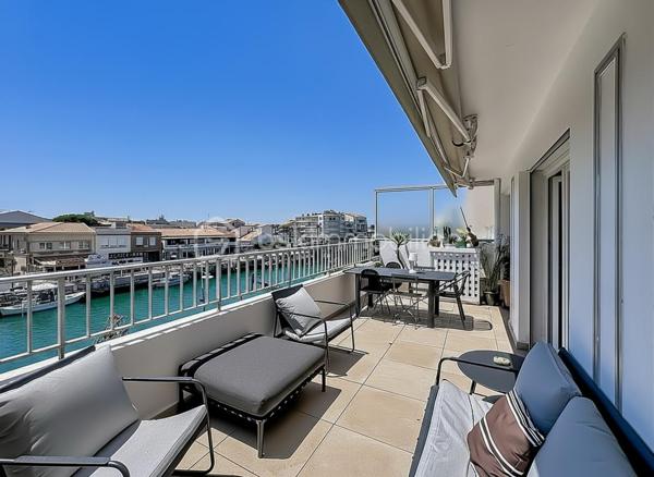 Venez découvrir ce magnifique T2 de 48 m², situé au deuxième étage avec ascenseur, sur la rive gauche de Palavas-les-Flots.

Il se compose d’une entrée, d’un séjour lumineux avec cuisine ouverte entièrement aménagée et équipée donnant sur une superbe terrasse de 20 m² plein sud avec vue imprenable sur le canal, une chambre avec placard, une salle d'eau, une buanderie et un WC indépendant.
L’appartement dispose d’une climatisation réversible. 

Idéalement situé, à proximité de la plage et des commerces, cet appartement constitue un bien parfait pour la location saisonnière ou comme pied-à-terre d'exception.

L'appartement a été entièrement rénové en 2026 et vendu meublé.

Une vidéo du bien est disponible sur demande.